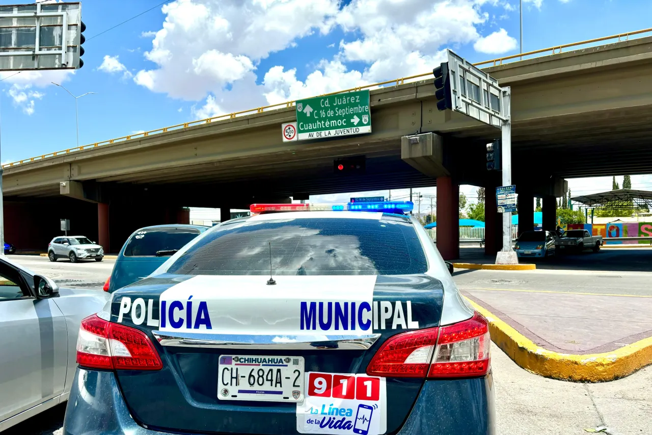 Chihuahua: Auxilian a hombre que subió a puente del periférico De la Juventud