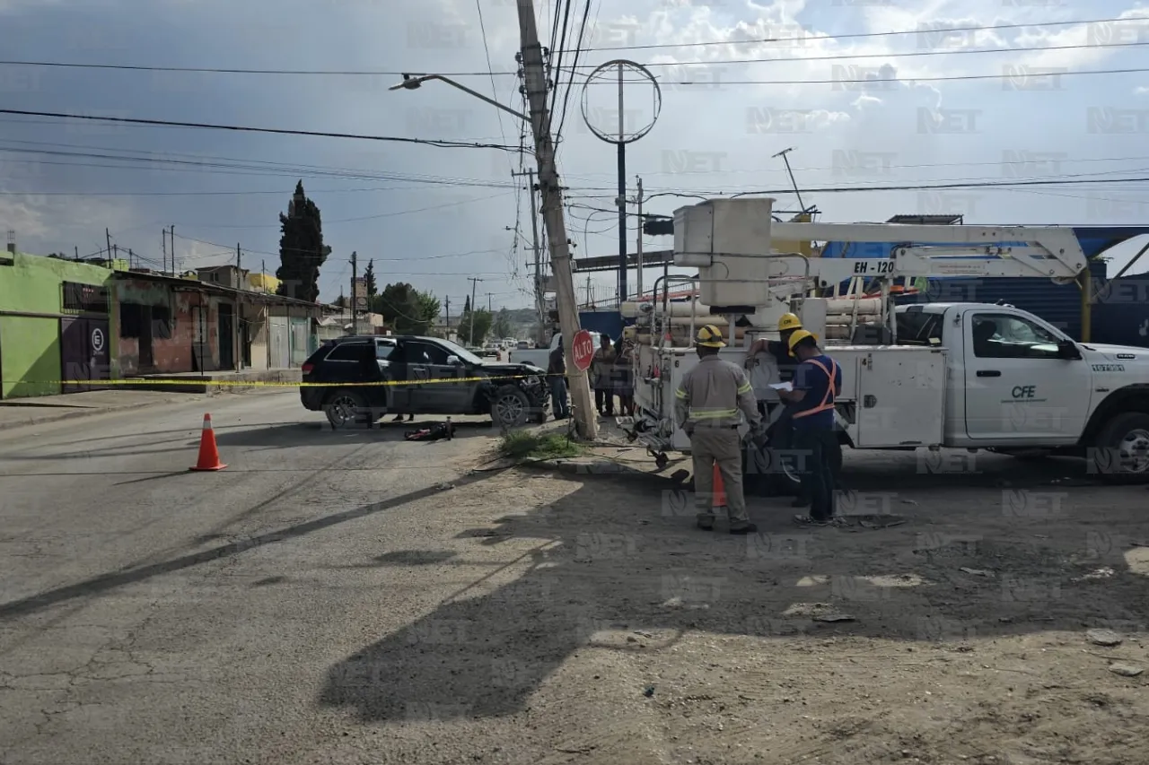Video: Conductor se queda dormido, choca poste y vuelca