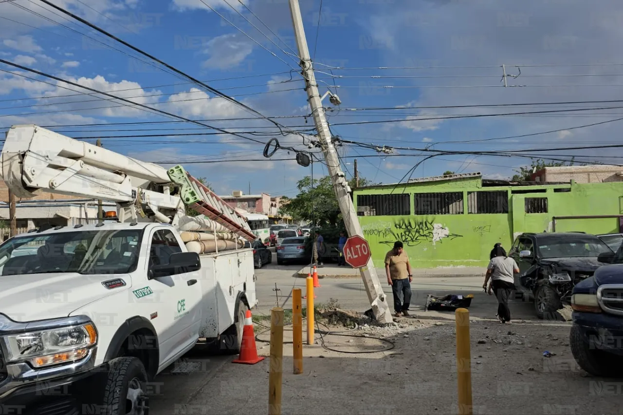 Video: Conductor se queda dormido, choca poste y vuelca