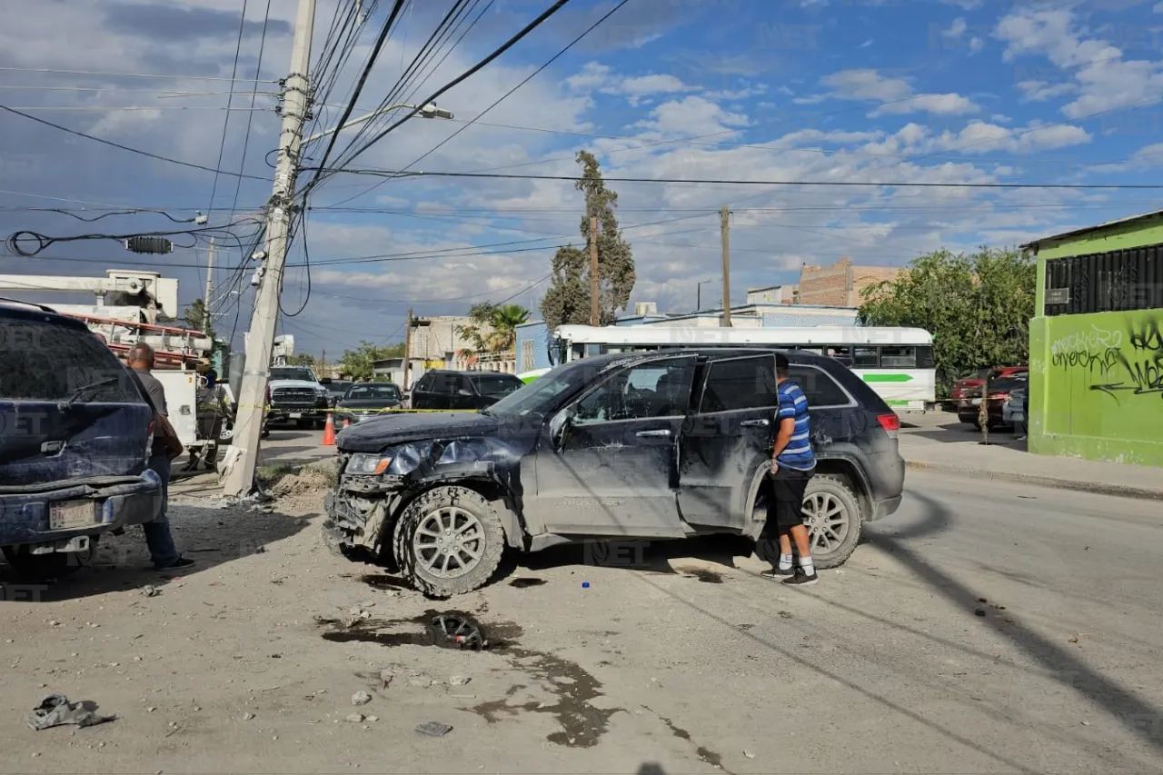 Video: Conductor se queda dormido, choca poste y vuelca
