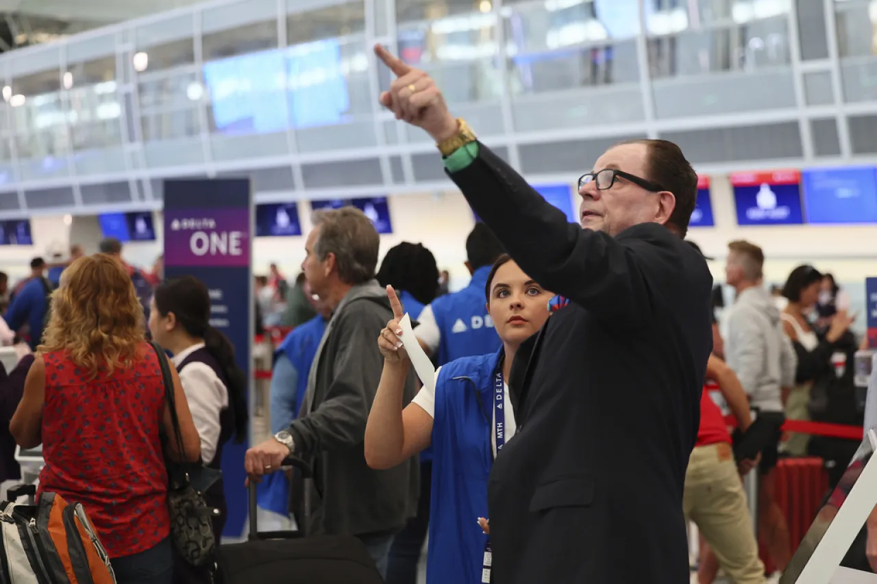 Cancelaciones de vuelos continúan tras corte tecnolólogico: Delta Air Lines