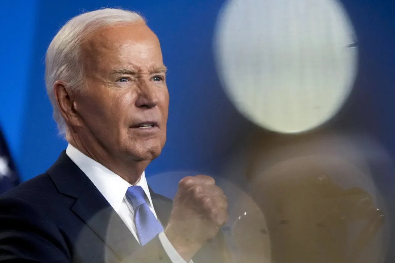 El senador Manchin pide a Biden abandonar su candidatura