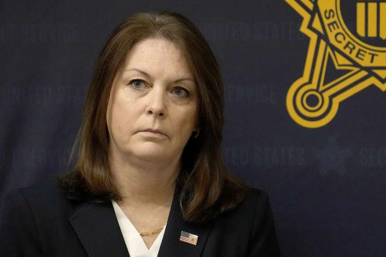 La jefa del Servicio Secreto enfrenta llamados a renunciar tras atentado a Trump