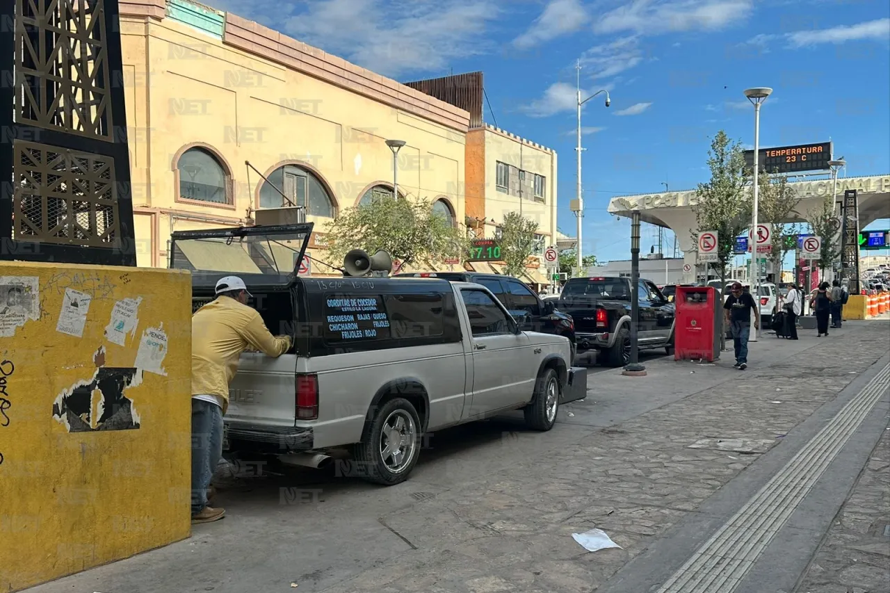 Invade vendedor de gorditas banqueta en el Santa Fe 