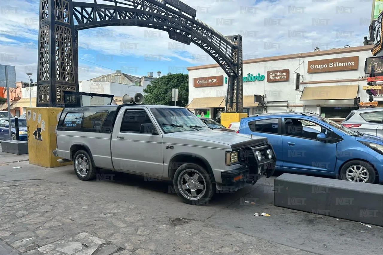 Invade vendedor de gorditas banqueta en el Santa Fe 