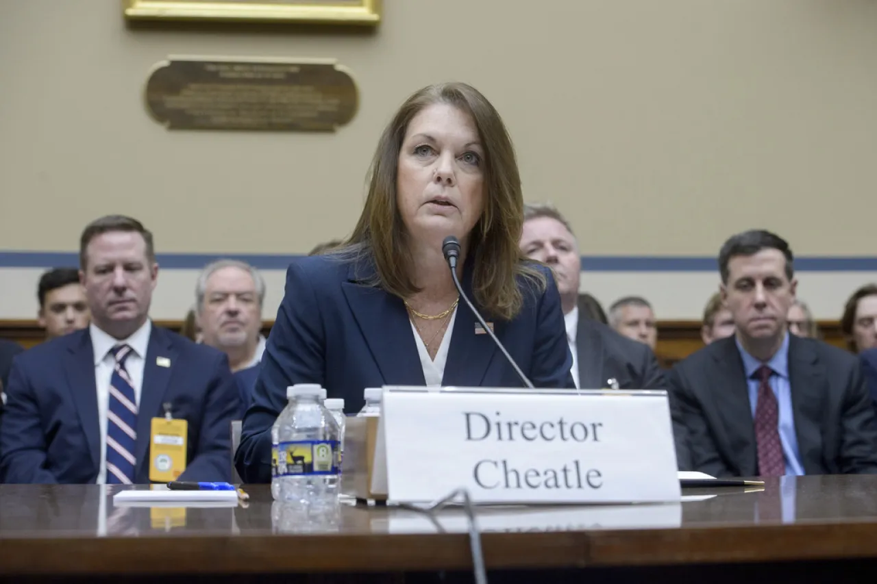 Jefa del Servicio Secreto asume responsabilidad tras atentado a Trump