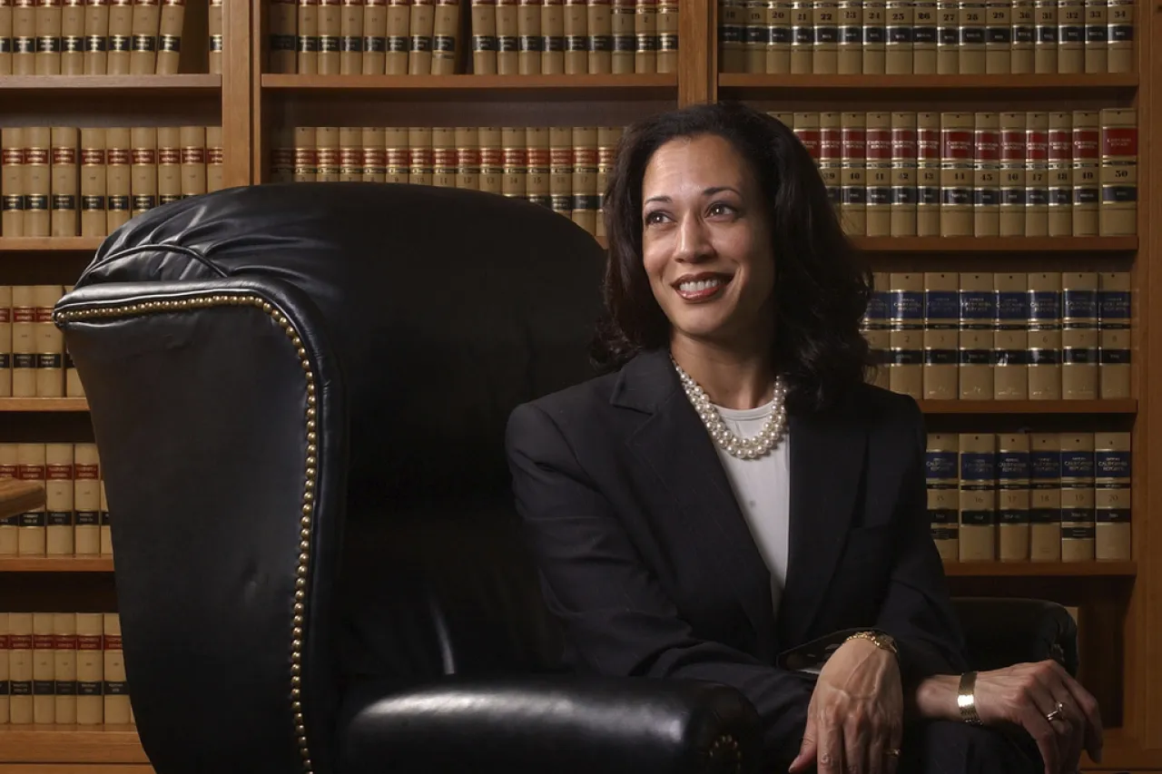 Lidera Kamala Harris lista de aspirantes para presidencia de EU