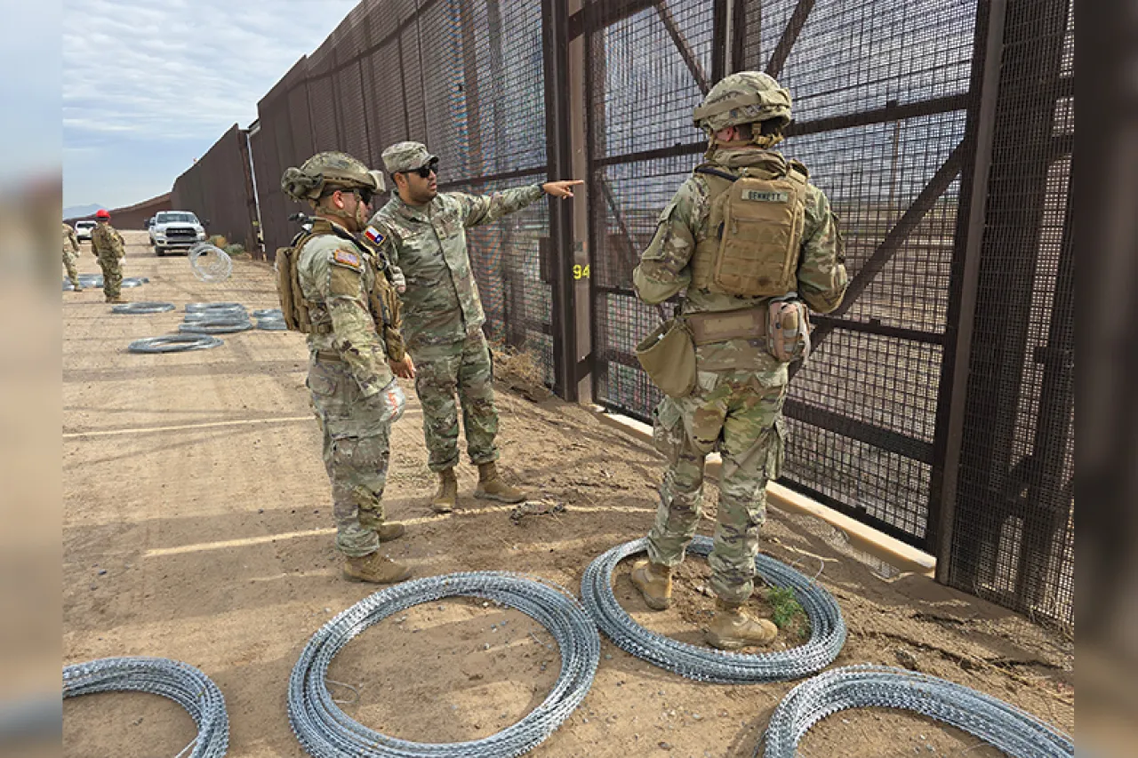 Instala Texas nuevo alambre de púas en la frontera de EP