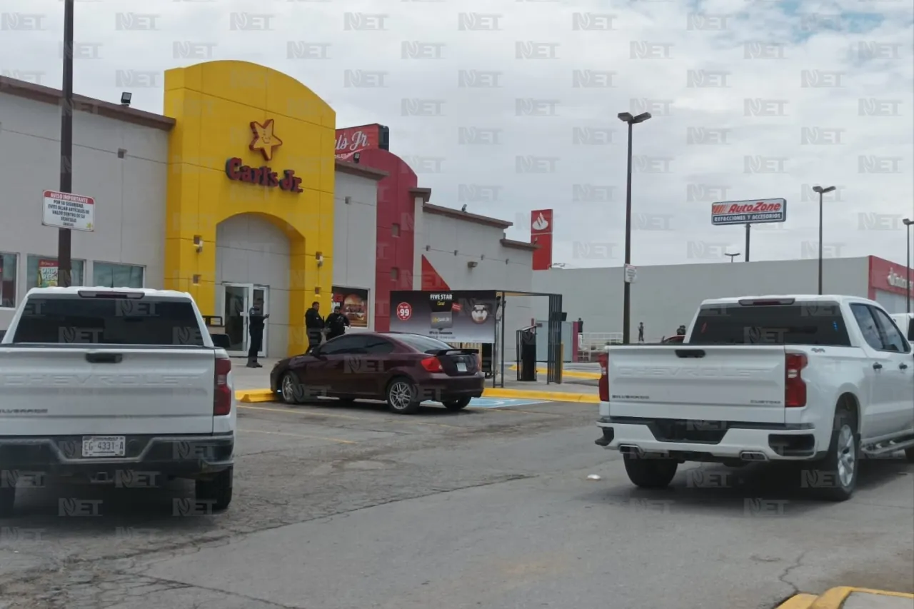 Lo atacan a balazos; muere adentro de Carl's Jr.