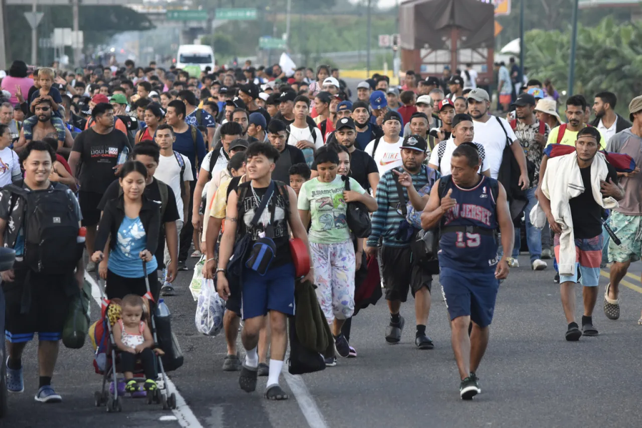 Avanza por México caravana de 2 mil migrantes hacia Estados Unidos