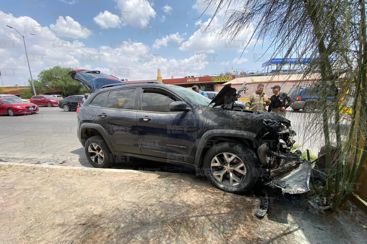 Se incendia Jeep debajo del puente de las crayolas