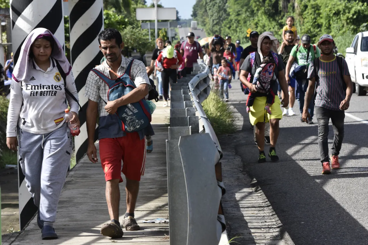 Avanza por México caravana de 2 mil migrantes hacia Estados Unidos