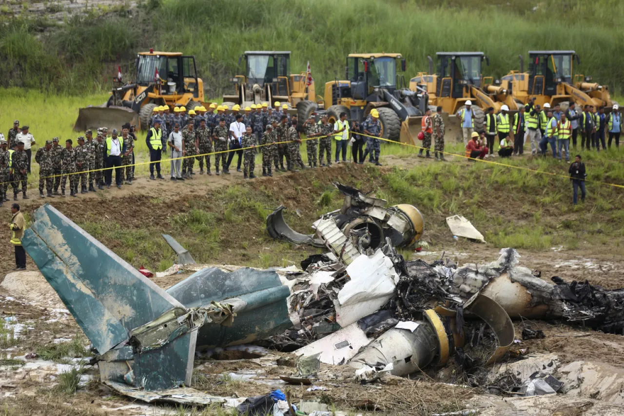 Avión se estrella en aeropuerto de Nepal tras despegar y deja 18 muertos
