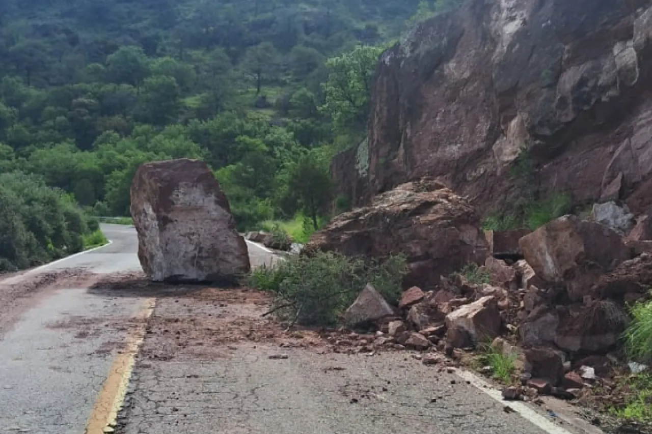 Enorme roca obstruía la carretera Parral-Guadalupe y Calvo