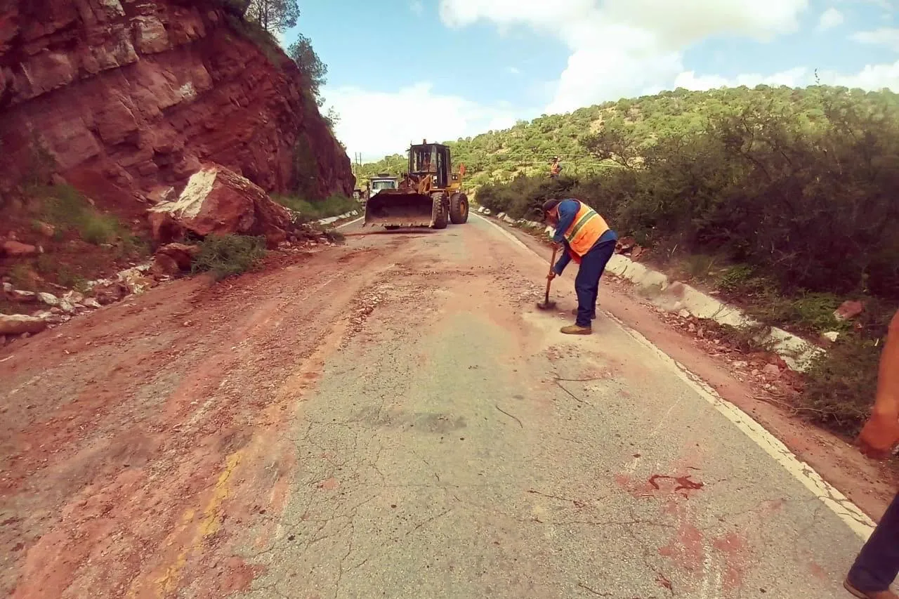 Enorme roca obstruía la carretera Parral-Guadalupe y Calvo