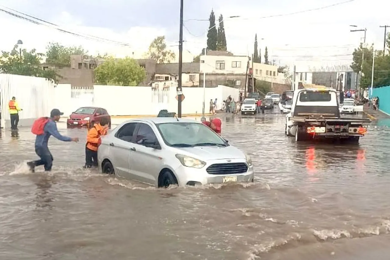 Chihuahua: Dejan lluvias autos varados, inundaciones y bardas caídas