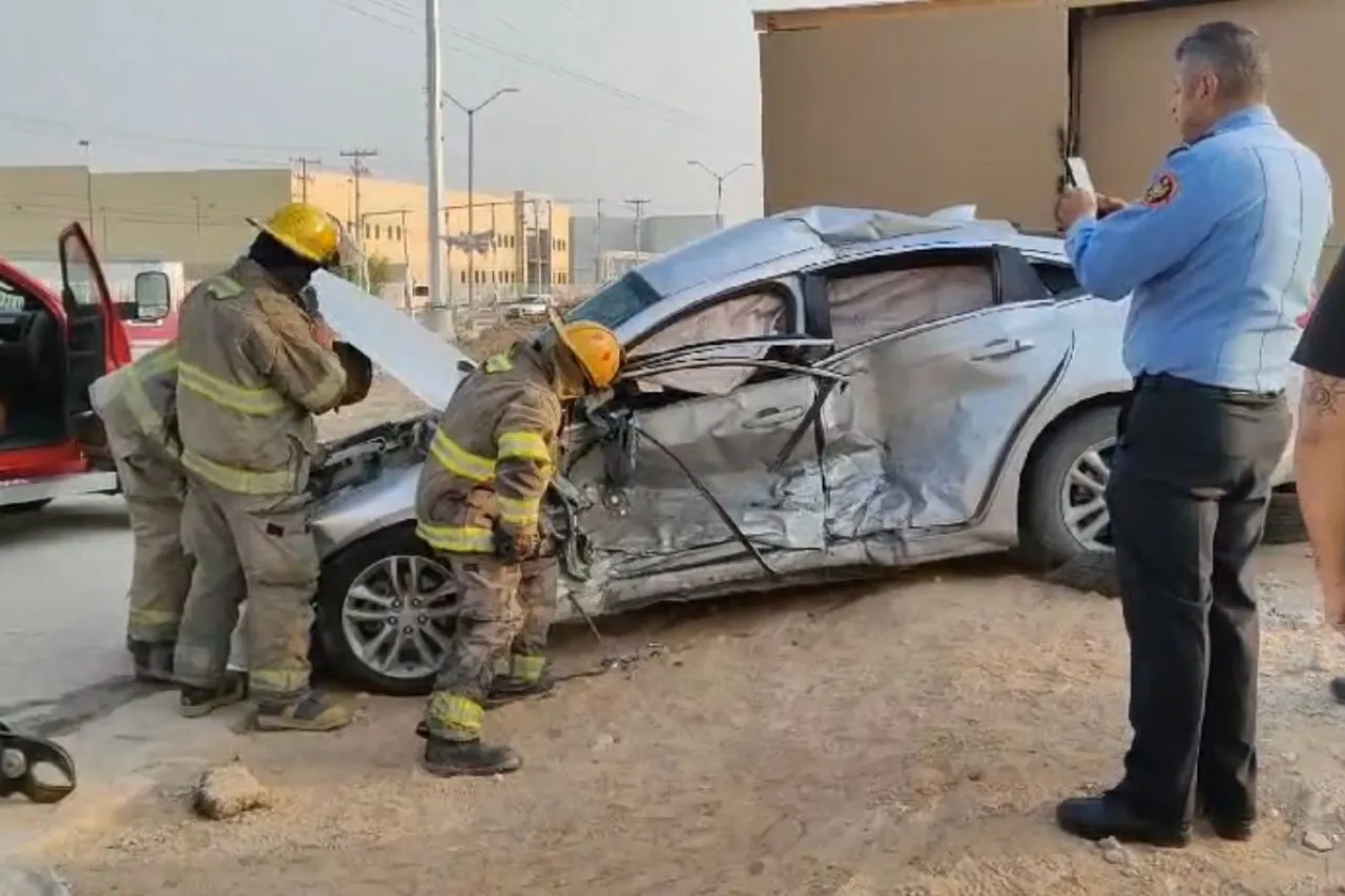 Juárez: Queda conductor atrapado tras choque