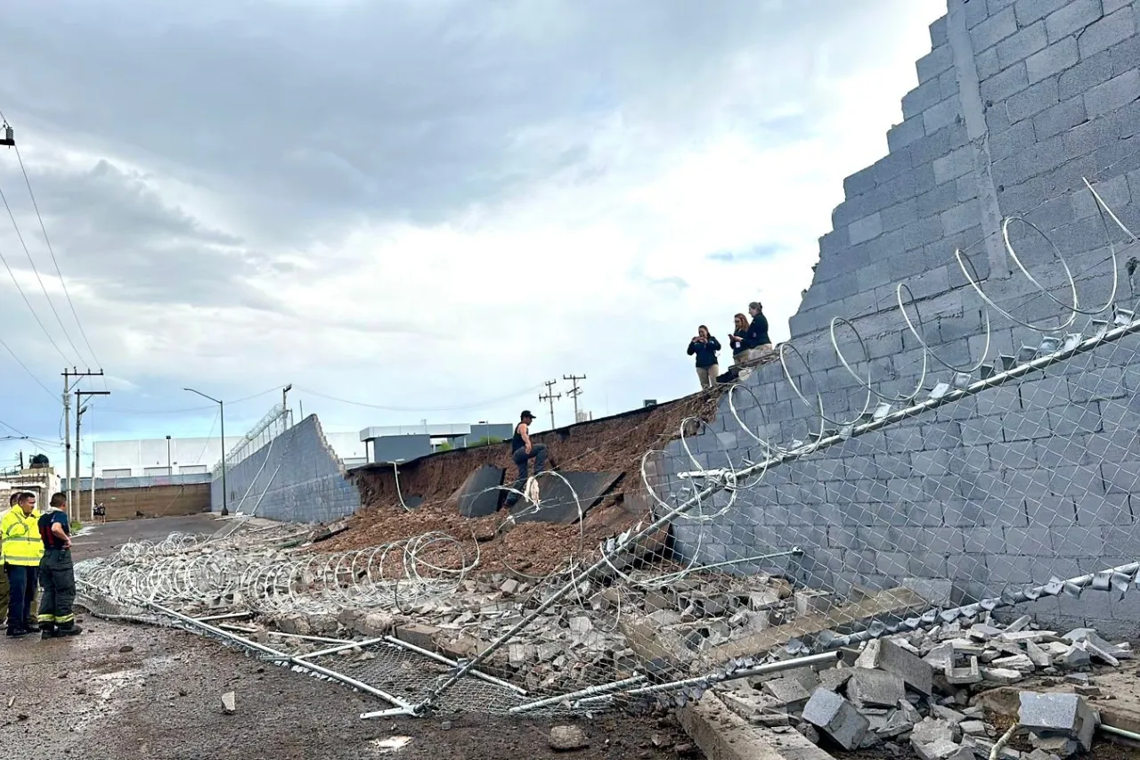 Chihuahua: Dejan lluvias autos varados, inundaciones y bardas caídas