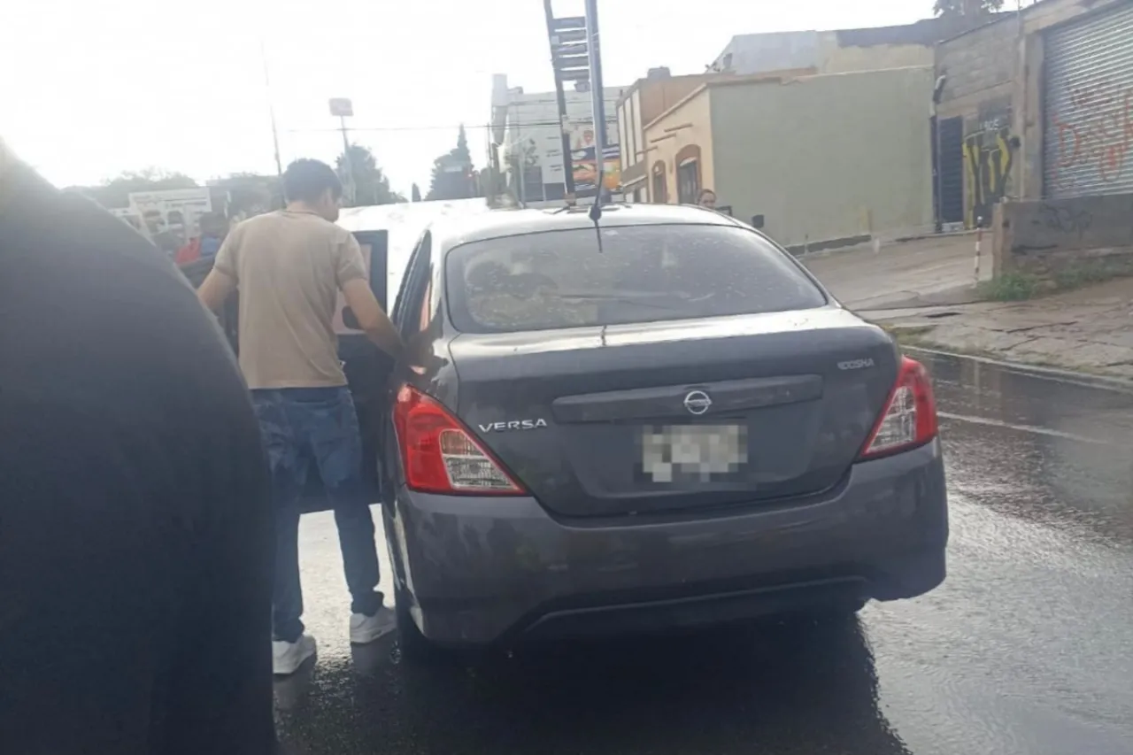 Chihuahua: Dejan lluvias autos varados, inundaciones y bardas caídas