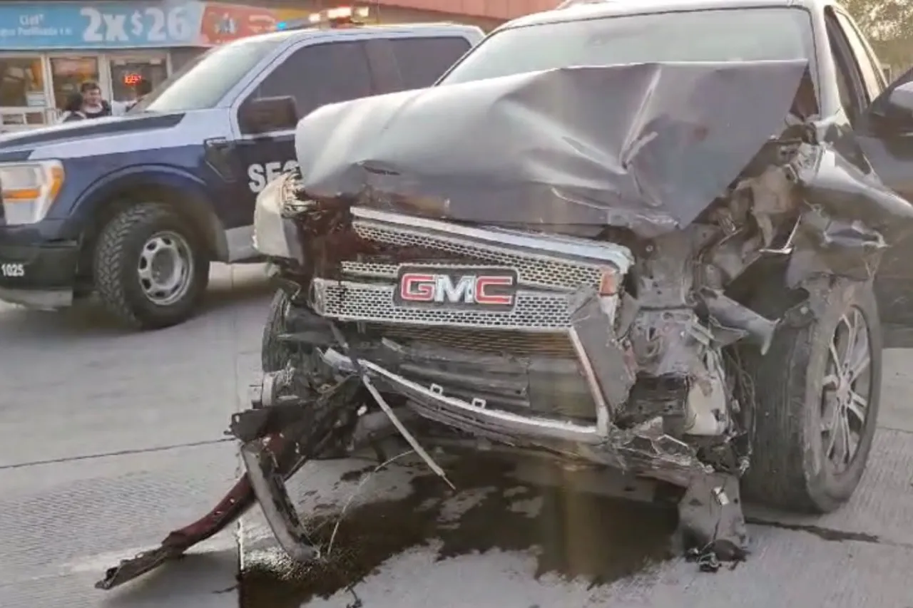 Juárez: Queda conductor atrapado tras choque