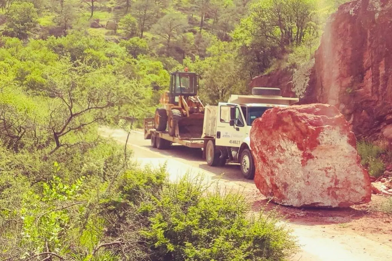 Enorme roca obstruía la carretera Parral-Guadalupe y Calvo