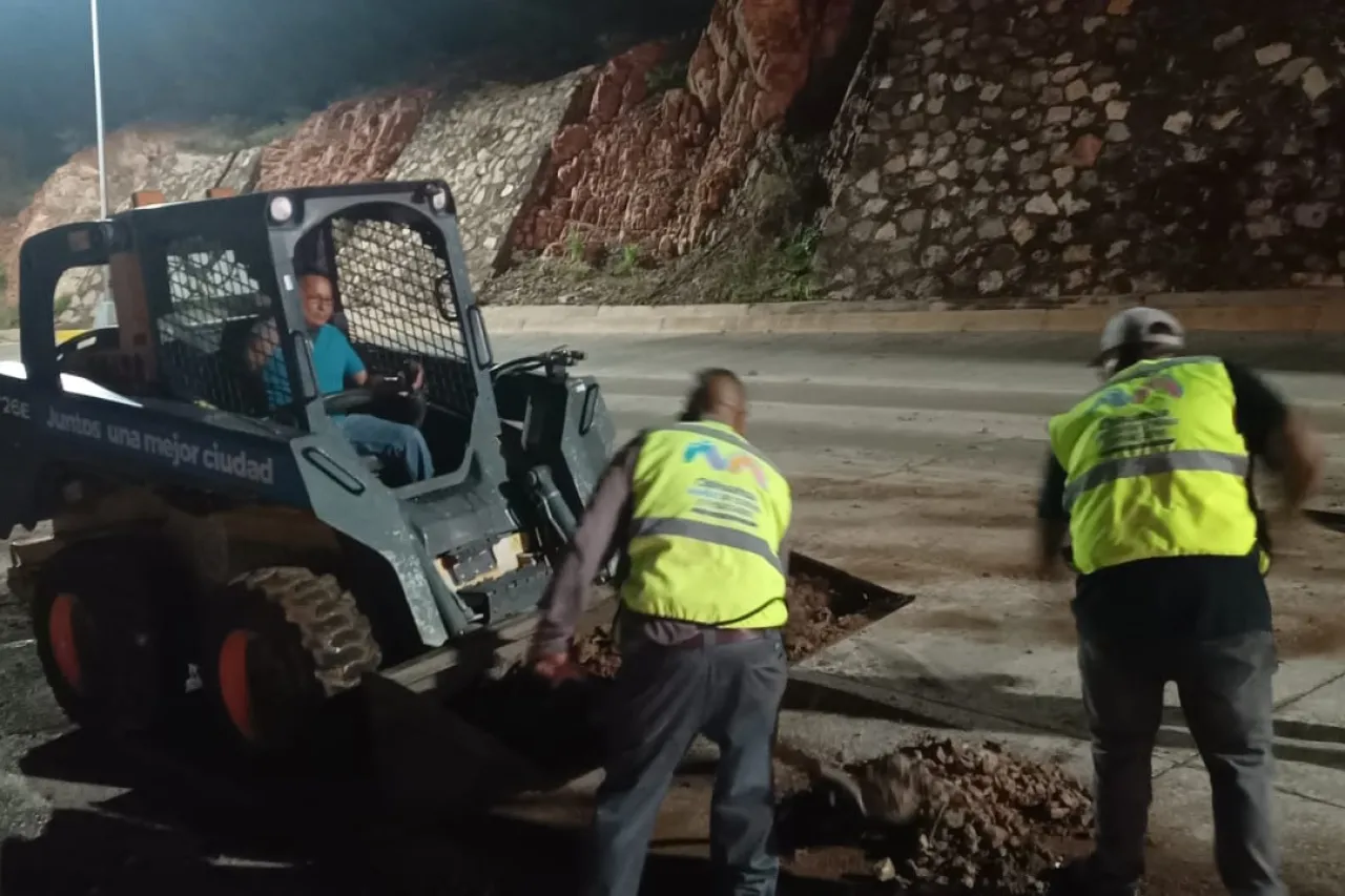 Chihuahua: Dejan lluvias autos varados, inundaciones y bardas caídas