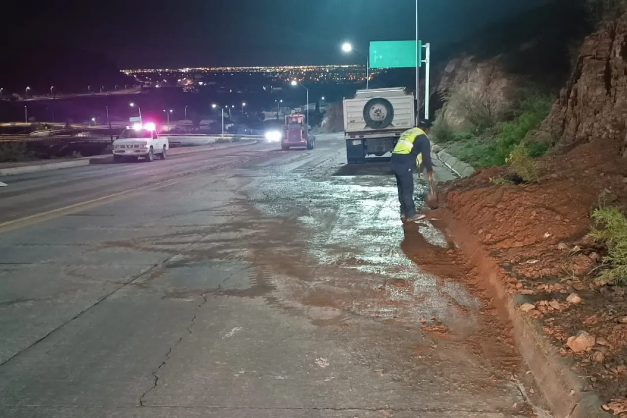 Chihuahua: Dejan lluvias autos varados, inundaciones y bardas caídas