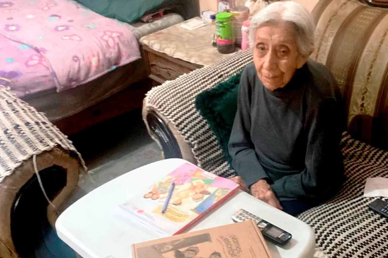 A sus 94 años, chihuahuense concluye la secundaria