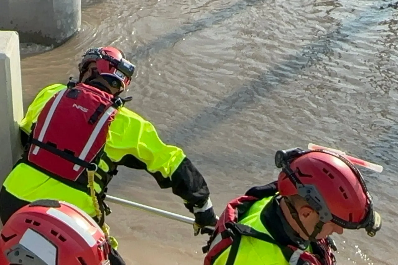 Bomberos de El Paso y Sunland Park se movilizan por reporte de personas en agua