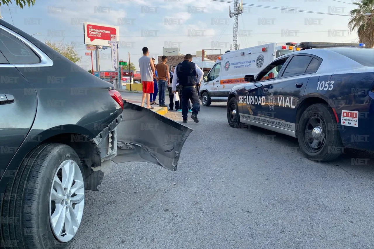 Carro se atraviesa, impacta y lesiona a motociclista