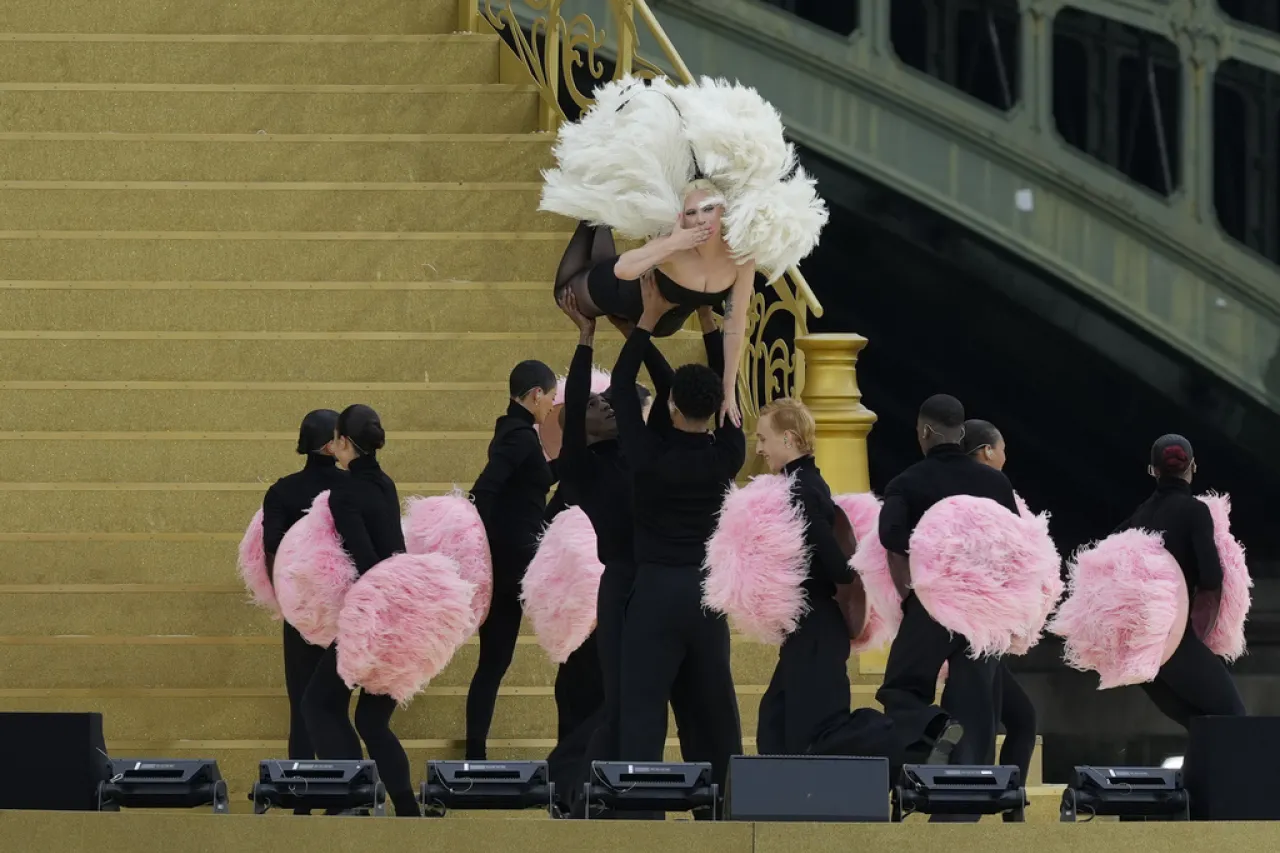 Video: Lady Gaga y su espectacular presentación en París 2024