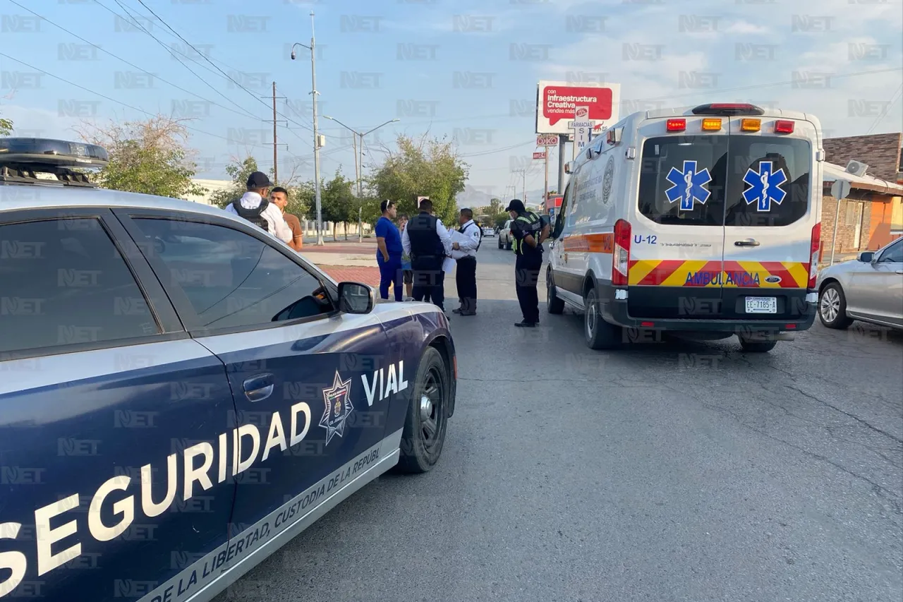 Carro se atraviesa, impacta y lesiona a motociclista