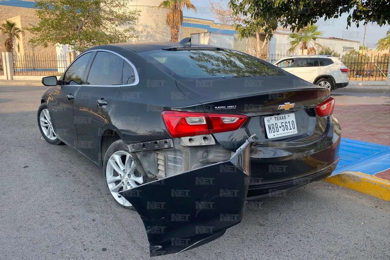 Carro se atraviesa, impacta y lesiona a motociclista