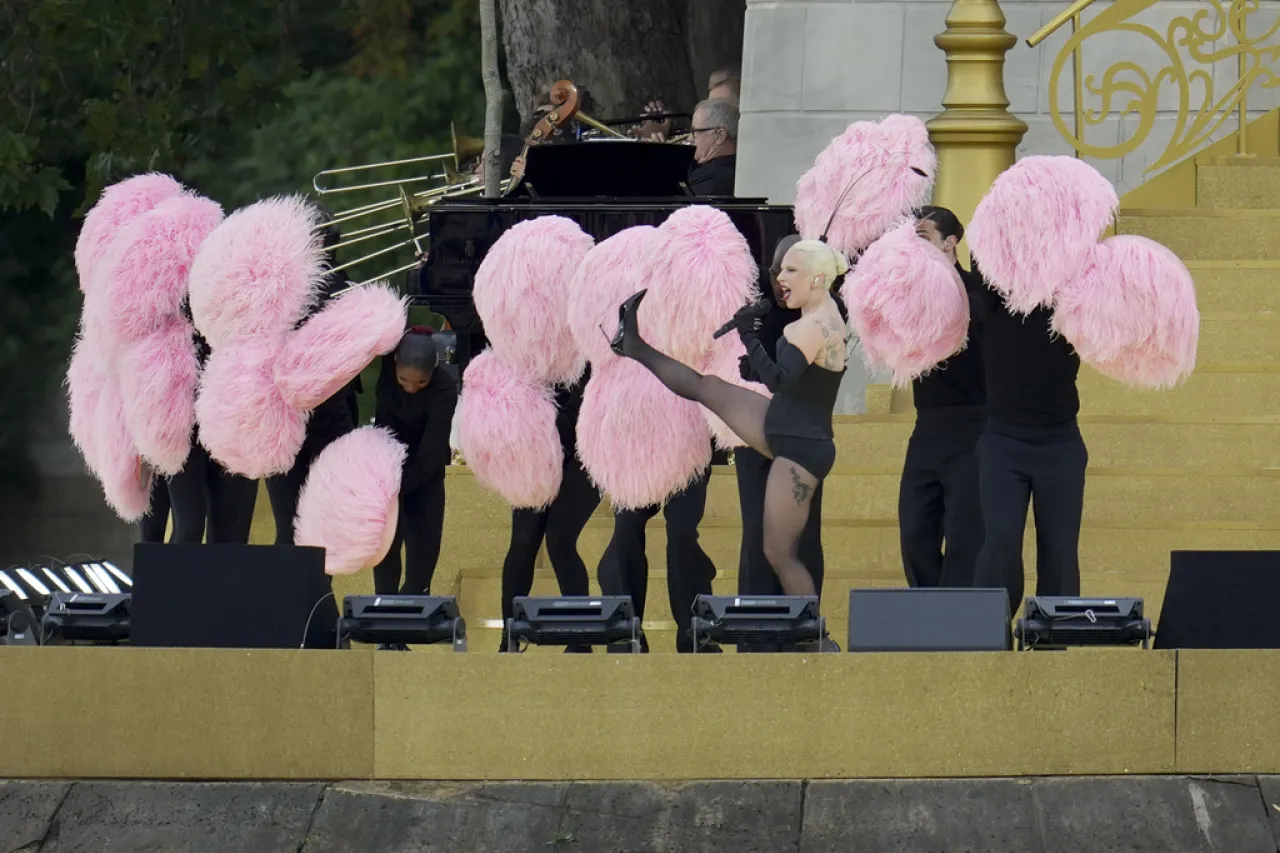 Video: Lady Gaga y su espectacular presentación en París 2024