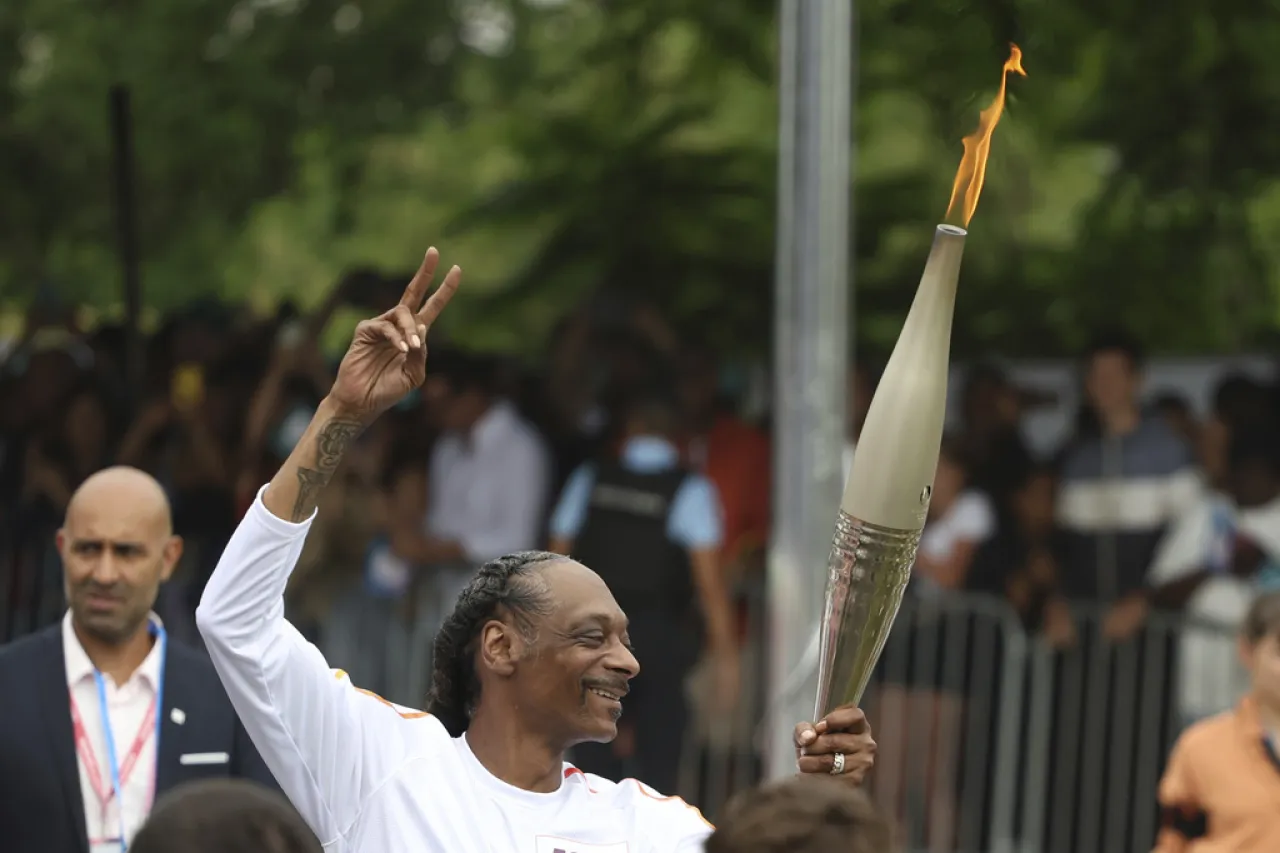 Snoop Dogg porta la antorcha olímpica muy cerca de París