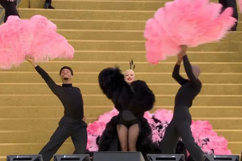 Video: Lady Gaga deslumbra en la inauguración de París 2024