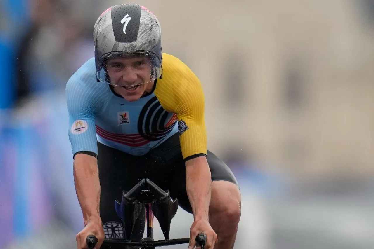 Evenepoel cobra venganza del Tour y se lleva el oro en la contrarreloj Olímpica