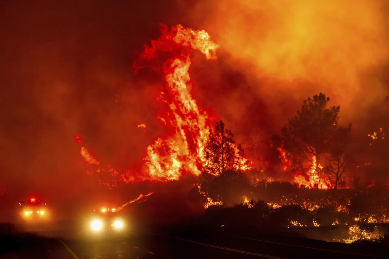 Crece gran incendio en California; hay sequía y altas temperaturas