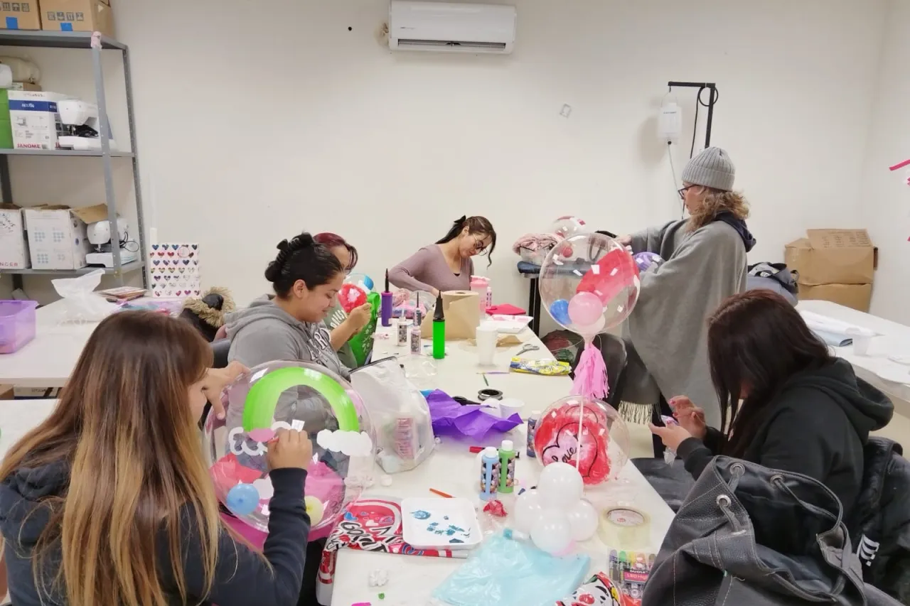 Certifican a 160 personas en primaria y secundaria en Juárez