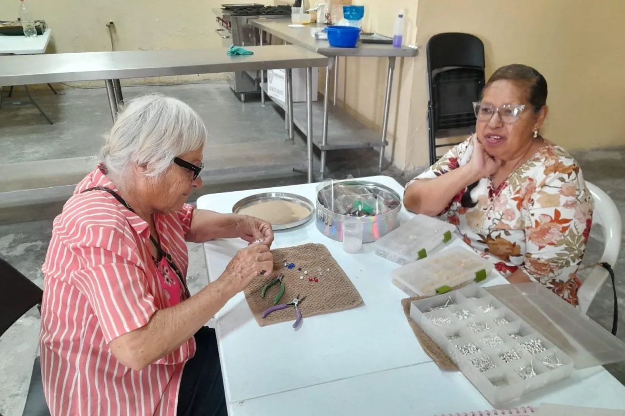 Certifican a 160 personas en primaria y secundaria en Juárez