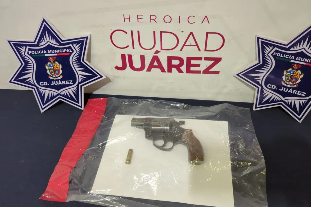 Tras choque, adolescente saca revólver para amenazar a conductor