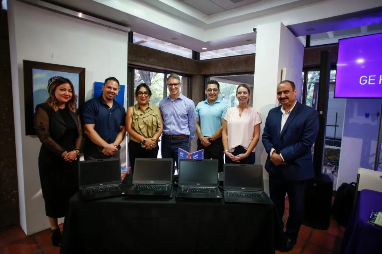 Maquiladora CE HeathCare dona 10 equipos de cómputo a Museo de El Chamizal