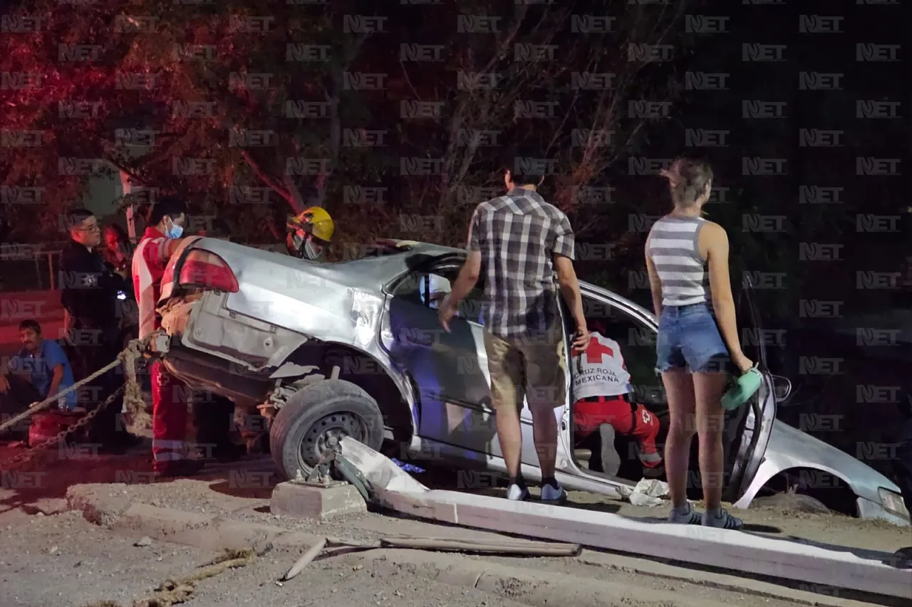 Queda carro a punto de caer a acequia tras choque