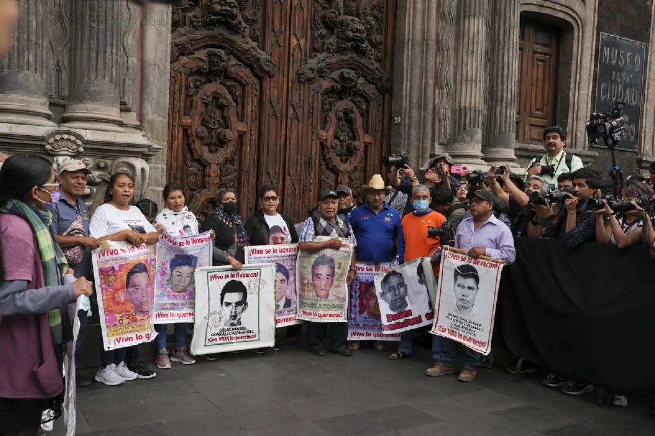 Se reúne Sheinbaum con los padres de los 43 desaparecidos de Ayotzinapa