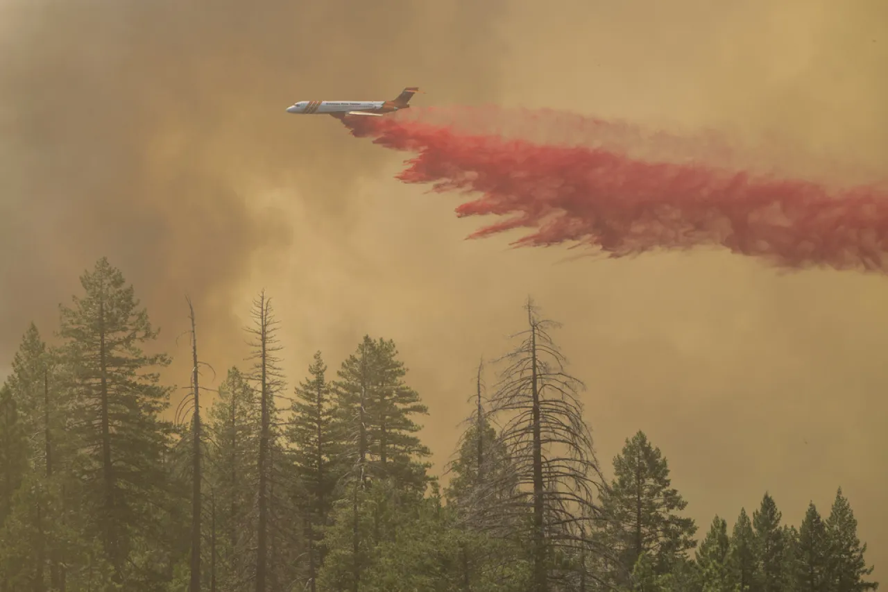 Bomberos de California hacen progresos mientras incendios avanzan en EU