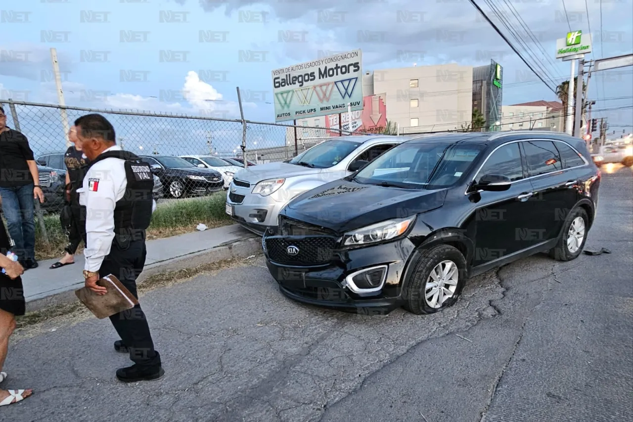 Choca Equinox por alcance a Sorento en la avenida Tecnológico