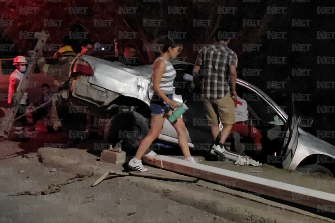 Queda carro a punto de caer a acequia tras choque