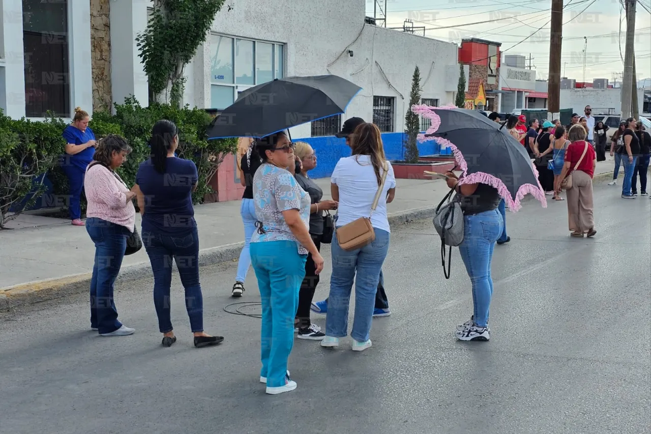 Bloquean calle trabajadores del IMSS por resultado de elección sindical