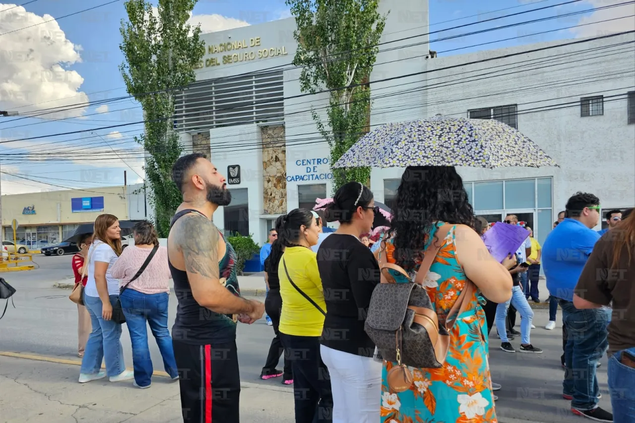 Bloquean calle trabajadores del IMSS por resultado de elección sindical
