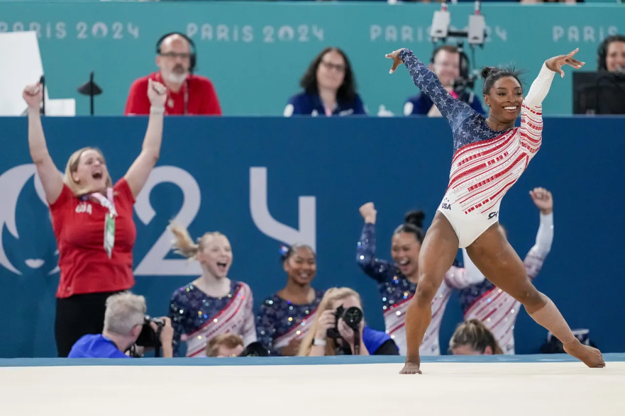 Simone Biles y EU se redimen con oro olímpico en la Gimnasia